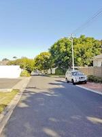 straat in claremont, kaapstad, zuid-afrika. zonnig weer foto