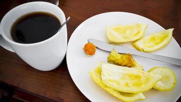 stop met het eten van fruit en begin met het drinken van zwarte koffie. foto