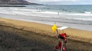 badmeester op het strand van canteras in gran canaria, canarische eilanden foto