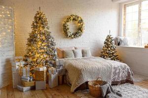 kerst en nieuwjaar ingerichte binnenkamer met cadeautjes en nieuwjaarsboom foto