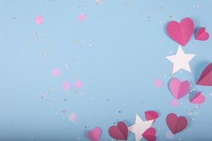 abstracte achtergrond met papieren harten, sterren voor Valentijnsdag. blauwe liefde en gevoelsachtergrond voor poster, banner, post, kaart foto