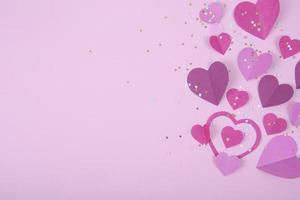 abstracte achtergrond met papieren harten, confetti voor Valentijnsdag. blauwe liefde en gevoelsachtergrond voor poster, banner, post, kaart foto
