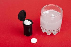 witte ronde tabletten, oplosbaar in een glas water. studio foto