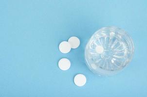 witte ronde tabletten, oplosbaar in een glas water. studio foto
