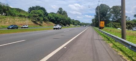 geplaveid weg met auto's voorbijgaan door Aan een zonnig dag in campina's foto