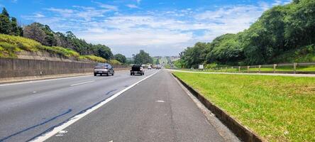 geplaveid weg met auto's voorbijgaan door Aan een zonnig dag in campina's foto