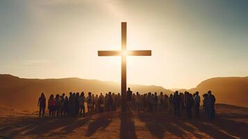silhouetten van mensen De volgende naar groot kruis. geel en gouden stralen van helder licht. menigte met christen symbool. foto
