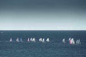 een veel van zeil boten en jachten in de zee ging Aan een het zeilen reis in de buurt haven Hercules in Monaco, monte Carlo, zeil regatta, ras foto