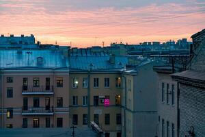 levendig lente zonsondergang over- heilige petersburg, met dramatisch wolken en warm tinten reflecterend uit de stad gebouwen foto