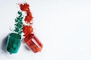 rood en groen holi poeder verspreide Aan wit achtergrond van glas pot foto