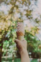 Dames hand- Holding chocola room met bokeh achtergrond foto