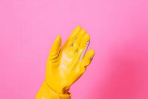 latex handschoen voor schoonmaak Aan hand- Aan roze achtergrond. neurale netwerk foto