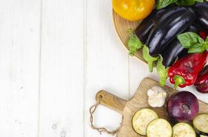 plakjes aubergine op een houten bord, seizoensgroenten om te koken. studio foto