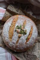 eigengemaakt zuurdesem brood vers gebakken met groenten en Groenen decoratie foto