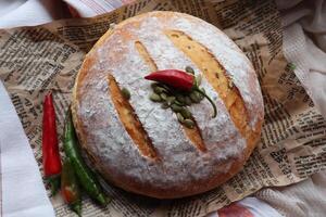 eigengemaakt zuurdesem brood vers gebakken met groenten en Groenen decoratie foto