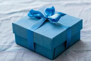 blauw geschenk doos met een blauw boog, staand Aan linnen kleding stof foto