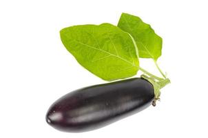 rijpe zwarte paarse aubergine met een groene staart op een witte achtergrond. foto