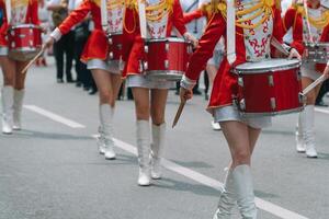 jong meisjes trommelaar Bij de optocht. straat prestatie. majorettes in de optocht foto