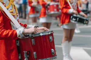 jong meisjes trommelaar Bij de optocht. straat prestatie. majorettes in de optocht foto