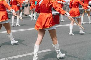 jong meisjes trommelaar Bij de optocht. straat prestatie. majorettes in de optocht foto