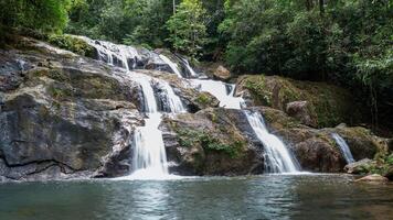 prachtig watervallen in Thailand foto