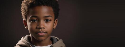 een Afrikaanse Amerikaans jeugdig jongen geïsoleerd Aan een donker bruin achtergrond met kopiëren ruimte. foto