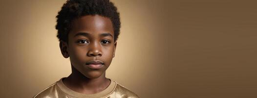 een Afrikaanse Amerikaans jeugdig jongen geïsoleerd Aan een goud achtergrond met kopiëren ruimte. foto