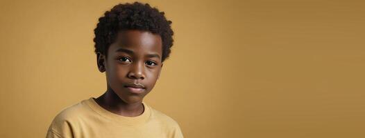 een Afrikaanse Amerikaans jeugdig jongen geïsoleerd Aan een geel achtergrond met kopiëren ruimte. foto