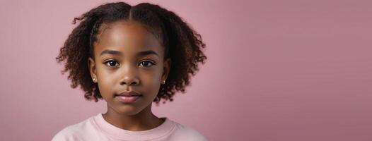 een Afrikaanse Amerikaans jeugdig meisje geïsoleerd Aan een roze achtergrond met kopiëren ruimte. foto