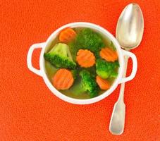 kippenbouillon met broccoli en wortel foto