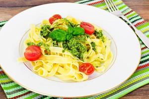 fettuccine en tagliatelle met basilicumpesto foto