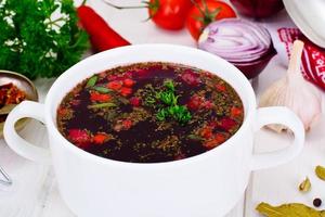 gezond eten. soep met bieten, sperziebonen en groenten foto