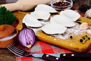 zelfgemaakte dumplings, russische pelmeni foto