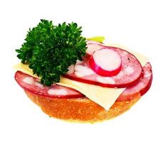 sandwich met champignons, tomaat, kaas, ui en radijs foto