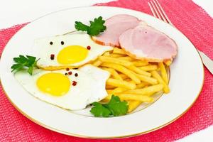 frites met roerei, ham, ketchup foto