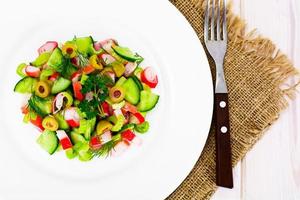 salade van bleekselderij, krabstick, komkommer, groene olijven en dille
