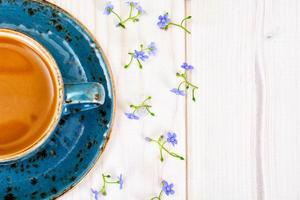 koffie in een blauwe retro beker met bloemen foto