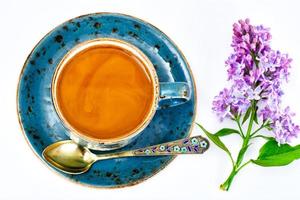 koffie in een blauwe retro beker met bloemen foto