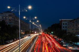 wazig auto verkeer licht Bij nacht stad. verkeer jam in avond stormloop uur. foto