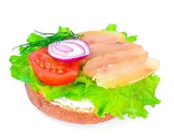 sandwich met sla, tomaat, geitenkaas en gekookte kip foto