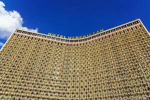 Tasjkent, Oezbekistan - september 29, 2023 visie naar facade van hotel Oezbekistan Aan een zonnig dag in tasjkent. foto