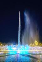 Oezbekistan, Tasjkent - september 27, 2023 een fontein met laser verlichting en licht muziek- in magie stad park Bij nacht tegen de backdrop van een decoraties en gebouwen. foto