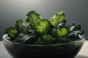 vers groen en Purper boerenkool planten Aan marmer, biologisch groenten foto