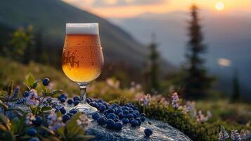 hoog glas van bosbes bier staat Aan ruw steen tafel Aan berg reeks achtergrond foto