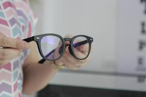 hand- Holding bril in optisch op te slaan, bril in hand- foto