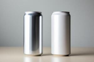 twee aluminium Frisdrank blikjes bekleed omhoog De volgende naar elk andere Aan een vlak oppervlak. foto