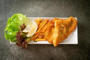 fish and chips - gebakken visfilet met aardappelchips foto