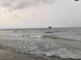 strand en zee in de avond foto