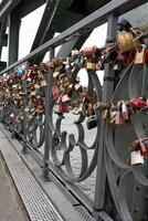 liefde sloten Bij eiserner Steeg. ijzer voetgangersbrug. Bij rivier- hoofd en wolkenkrabbers horizon - Frankfurt, Duitsland foto