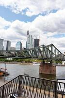 Frankfurt, duitsland, augustus 08, 2023. rivier- hoofd met ijzer brug eiserner steg en de kathedraal, in de stad van Frankfurt in Duitsland foto